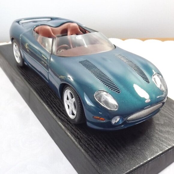 Jaguar XK180 1:18 Special Edition Maisto Collectible Car - Picture 5 of 10